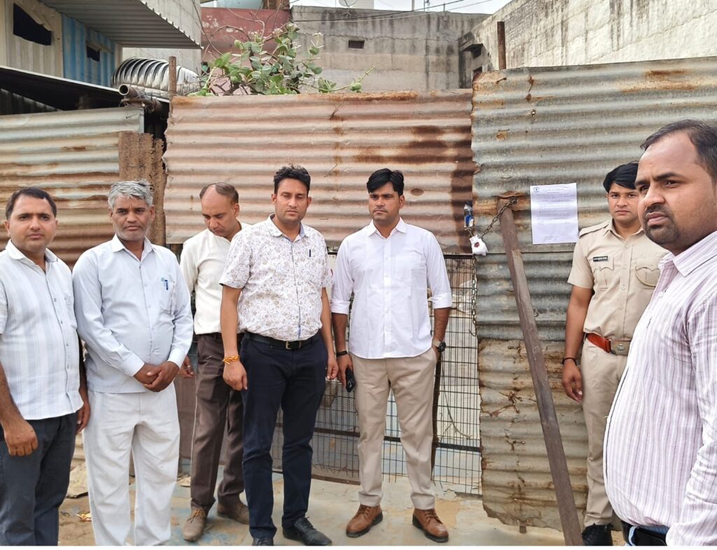 नीमराना में अवैध कबाड़ गोदामों पर कार्रवाई, 12 सीज