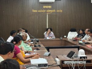कोटपूतली-बहरोड़ कलेक्ट्रेट सभागार में नीट परीक्षा 2026 की तैयारियों को लेकर जिला कलेक्टर अपर्णा गुप्ता द्वारा अधिकारियों के साथ समीक्षा बैठक आयोजित करते हुए।